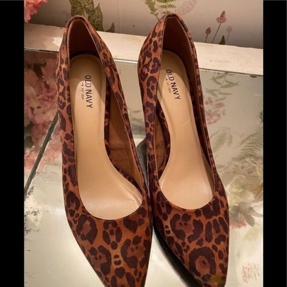 Old Navy Suede Leopard Shoe -8 brown lesopard, never worn , new